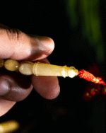 ⁦كهرمان طبيعي شاهد و خرز منوصف بياض بالكامل⁩ - الصورة ⁦3⁩