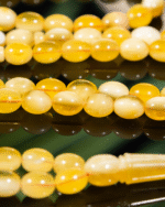 ⁦كهرمان طبيعي شاهد و خرز منوصف بياض بالكامل⁩ - الصورة ⁦5⁩