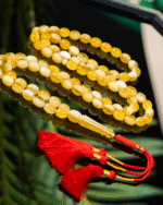 ⁦كهرمان طبيعي شاهد و خرز منوصف بياض بالكامل⁩ - الصورة ⁦2⁩