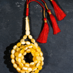 كهرمان طبيعي شاهد و خرز منوصف بياض بالكامل