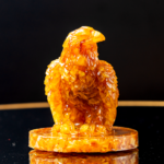 تحفه كهرمان مجسم الصقر