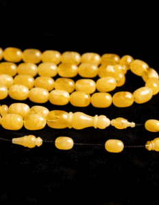 ⁦كهرمان طبيعي حجر واحد مع خرز سبير و راس كبوس و كسار⁩ - الصورة ⁦3⁩