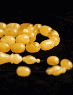 ⁦كهرمان طبيعي حجر واحد مع خرز سبير و راس كبوس و كسار⁩ - الصورة ⁦4⁩