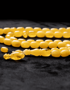 ⁦كهرمان طبيعي حجر واحد مع خرز سبير و راس كبوس و كسار⁩ - الصورة ⁦5⁩