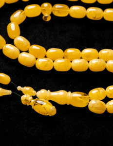 ⁦كهرمان طبيعي حجر واحد مع خرز سبير و راس كبوس و كسار⁩ - الصورة ⁦6⁩