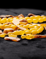 ⁦كهرمان طبيعي حجر واحد مع خرز سبير و راس كبوس و كسار⁩ - الصورة ⁦9⁩