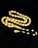 ⁦كهرمان طبيعي حجر واحد مع شاهد سبير و خرز سبير و راس كبوس و كسار⁩ - الصورة ⁦2⁩