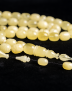 ⁦كهرمان طبيعي حجر واحد مع شاهد سبير و خرز سبير و راس كبوس و كسار⁩ - الصورة ⁦3⁩