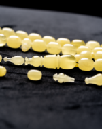 ⁦كهرمان طبيعي حجر واحد مع شاهد سبير و خرز سبير و راس كبوس و كسار⁩ - الصورة ⁦4⁩