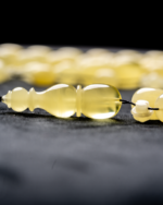 ⁦كهرمان طبيعي حجر واحد مع شاهد سبير و خرز سبير و راس كبوس و كسار⁩ - الصورة ⁦5⁩