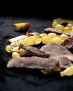 ⁦كهرمان طبيعي حجر واحد مع شاهد سبير و خرز سبير و راس كبوس و كسار⁩ - الصورة ⁦6⁩