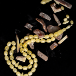 كهرمان طبيعي حجر واحد مع شاهد سبير و خرز سبير و راس كبوس و كسار