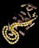 كهرمان طبيعي حجر واحد مع شاهد سبير و خرز سبير و راس كبوس و كسار