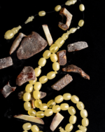 ⁦كهرمان طبيعي حجر واحد مع شاهد سبير و خرز سبير و راس كبوس و كسار⁩ - الصورة ⁦8⁩