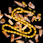 كهرمان طبيعي حجر واحد مع خرز سبير و راس كبوس و كسار