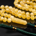 كهرمان طبيعي دائري ابيض عسلي ماخذ لون قديم شاهد تشخيط