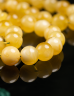 ⁦كهرمان طبيعي دائري ابيض عسلي ماخذ لون قديم شاهد تشخيط⁩ - الصورة ⁦4⁩