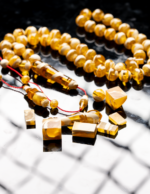 ⁦كهرمان مشخط طوق من بلاطات مع شاهد سبير و خرزة و كسار خراطة محمد العمقي⁩ - الصورة ⁦7⁩