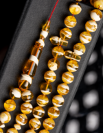 ⁦كهرمان مشخط طوق من بلاطات مع شاهد سبير و خرزة و كسار خراطة محمد العمقي⁩ - الصورة ⁦9⁩