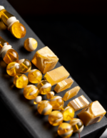 ⁦كهرمان مشخط طوق من بلاطات مع شاهد سبير و خرزة و كسار خراطة محمد العمقي⁩ - الصورة ⁦12⁩